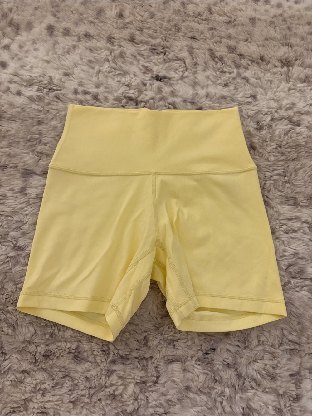 Aritzia TNA Butter Cheeky 5” Short in Lemonade - Picture 4 of 5